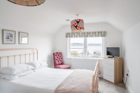 Bed, TV and multimedia, Photo of the whole room, Bedroom, Sea view, wardrobe