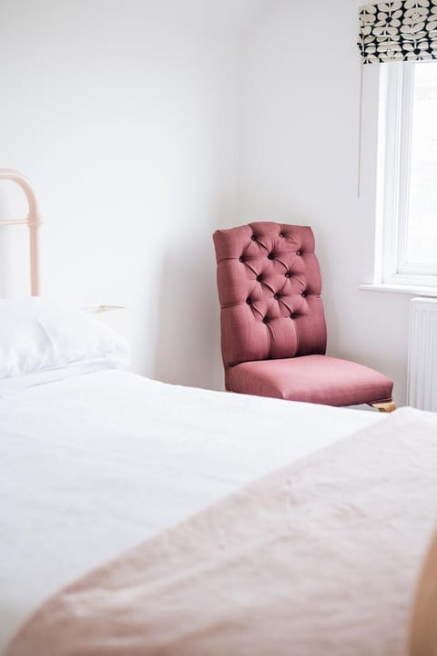 Bed, Seating area, Bedroom