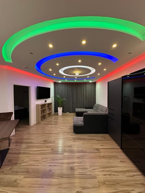 Communal lounge/ TV room, Bed, TV and multimedia, Living room, Photo of the whole room, Seating area, Evening entertainment, Bedroom