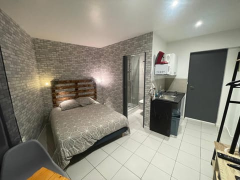 Bed, Kitchen or kitchenette, Photo of the whole room, Bedroom, minibar
