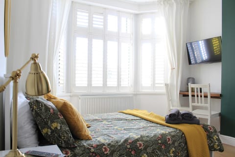 Bed, TV and multimedia, Bedroom