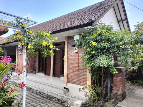 Pondok Selip Guesthouse Bed and Breakfast in Kerambitan