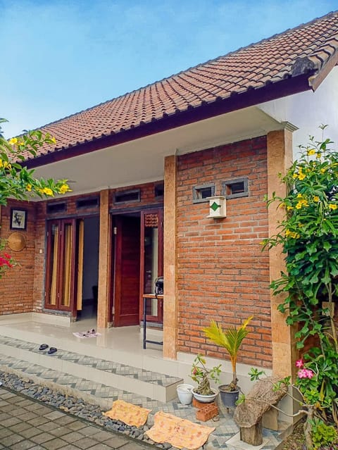 Pondok Selip Guesthouse Bed and Breakfast in Kerambitan
