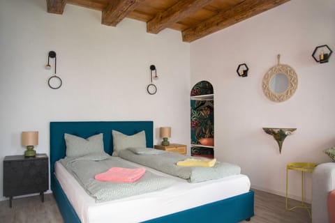 Bed, Bedroom, towels