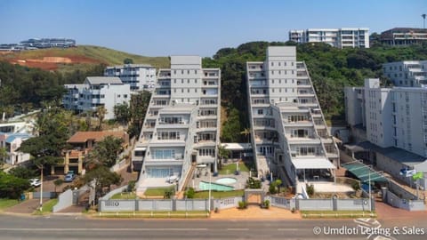 Property building, Day, Neighbourhood, Natural landscape, Swimming pool