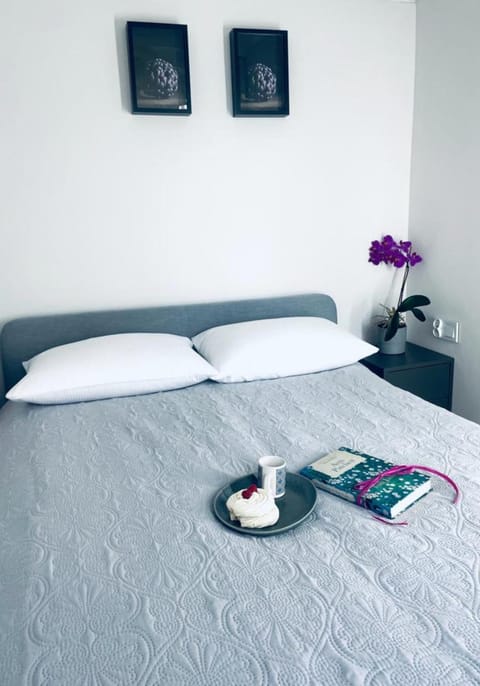 Bed, Food and drinks, Photo of the whole room, Bedroom, Food, towels