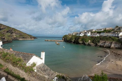 White House Cottage, Port Isaac Bay Holidays House in Port Isaac