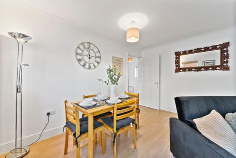 Winter Sale! Modern 2 Bed Flat in Warwick -Parking House in Warwick