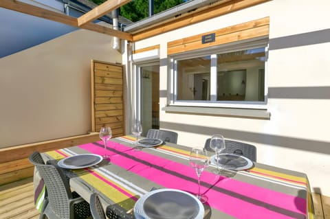 Property building, Balcony/Terrace, Living room