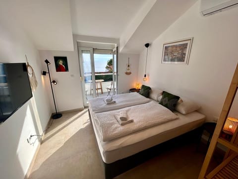 Bed, TV and multimedia, Balcony/Terrace, Bedroom