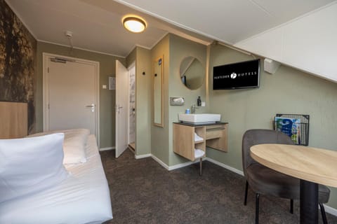 Photo of the whole room, Seating area, Bedroom