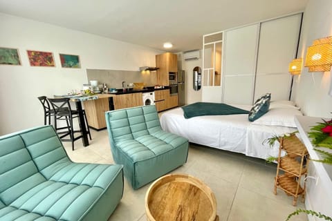Bed, Kitchen or kitchenette, Living room, Photo of the whole room, Bedroom