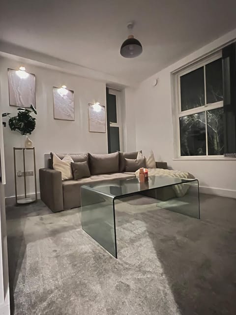 Modern Luxury Escape Suite In The Heart of Urmston Town Centre Apartment in Stretford