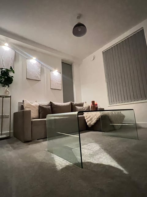 Modern Luxury Escape Suite In The Heart of Urmston Town Centre Apartment in Stretford