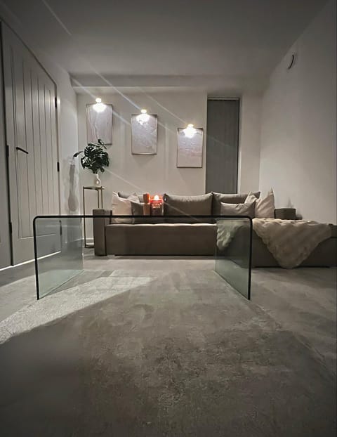 Modern Luxury Escape Suite In The Heart of Urmston Town Centre Apartment in Stretford