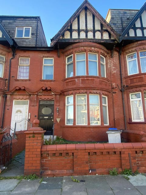 Holiday Plus - Holmfield Road Apartment in Blackpool