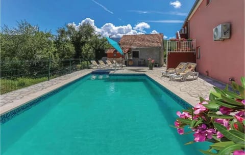 Property building, Garden, Pool view, Swimming pool, sunbed