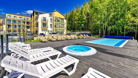 Property building, Day, Hot Tub, Swimming pool, sunbed