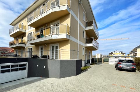 Property building, Day, Neighbourhood, View (from property/room), Balcony/Terrace, City view, Street view, Location, Inner courtyard view, Parking