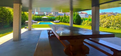 Dining area, Garden view, Pool view, Swimming pool