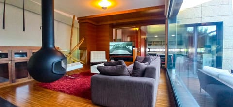 Communal lounge/ TV room, TV and multimedia, Living room, fireplace