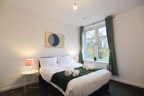 Contemporary 3 Bedroom Flat Apartment in Kirkcaldy