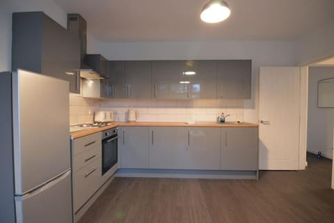 Contemporary 3 Bedroom Flat Apartment in Kirkcaldy