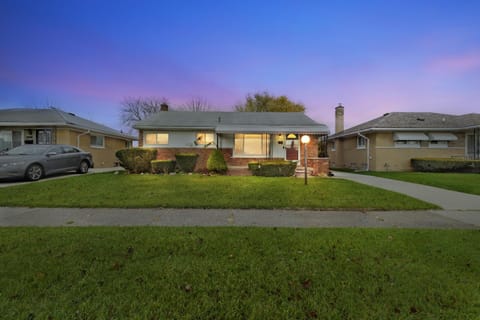 Cozy 3BR Westland Retreat home House in Westland