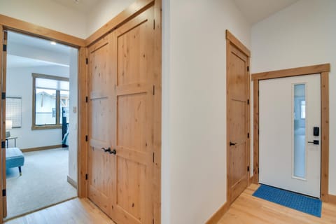 Winter Park Retreat Balcony, Hot Tub and Fireplace! Apartment in Fraser