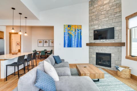 Winter Park Retreat Balcony, Hot Tub and Fireplace! Apartment in Fraser