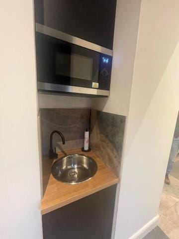 Kitchen or kitchenette, minibar