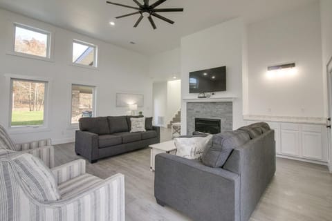 Bright Cotter Vacation Rental with White River Views House in Cotter