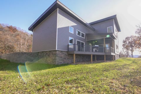 Bright Cotter Vacation Rental with White River Views House in Cotter