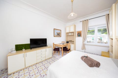Bed, TV and multimedia, Photo of the whole room, Bedroom, towels