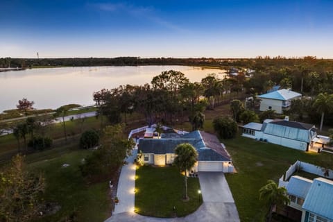 Tranquil Lakeside Haven House in East Naples