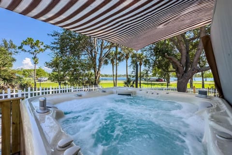 Tranquil Lakeside Haven House in East Naples