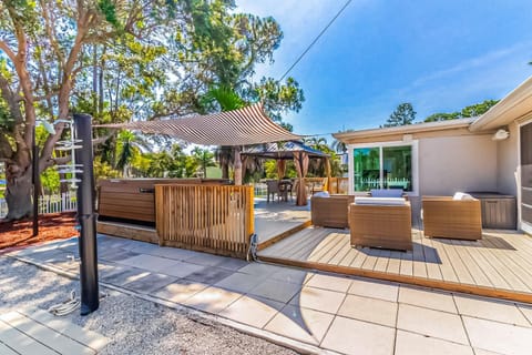 Tranquil Lakeside Haven House in East Naples