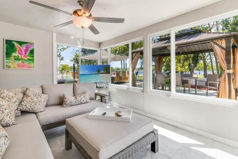 Tranquil Lakeside Haven House in East Naples