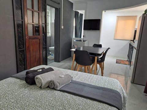 Bed, Kitchen or kitchenette, Seating area, Dining area, Bedroom