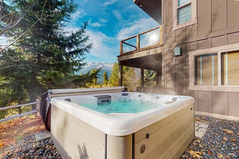 The Bear Hug House in Cle Elum Lake