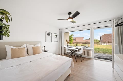 Bed, Living room, Photo of the whole room, Seating area, Dining area, Bedroom, fireplace