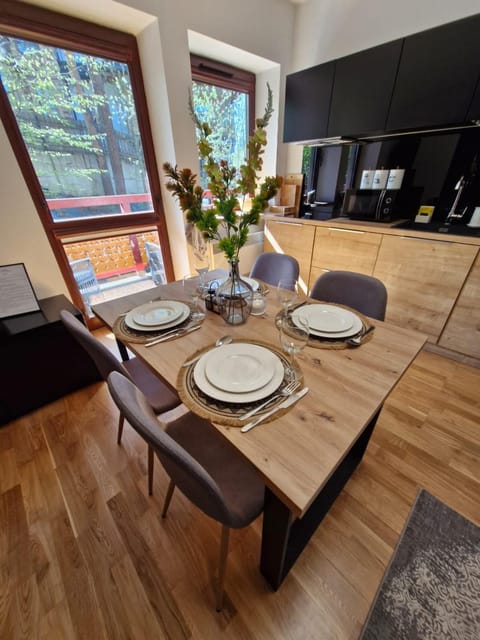 Kitchen or kitchenette, Dining area