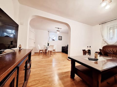 Bed, TV and multimedia, Seating area