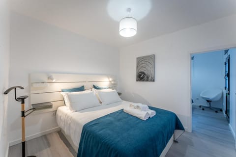 Bed, towels