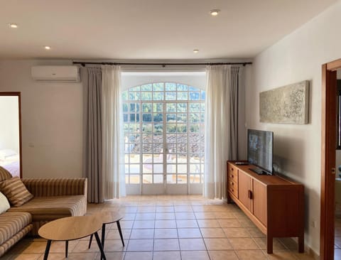 Communal lounge/ TV room, Balcony/Terrace, Balcony/Terrace, Living room, Seating area, air conditioner, air conditioner