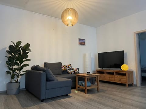 TV and multimedia, Living room, Evening entertainment