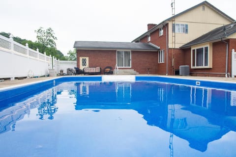 Dogwood Retreat with big pool! House in Ohio