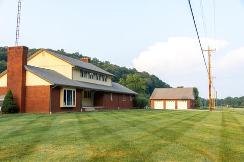 Dogwood Retreat with big pool! House in Ohio
