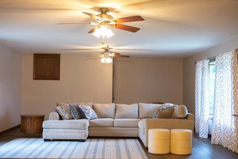 Dogwood Retreat with big pool! House in Ohio