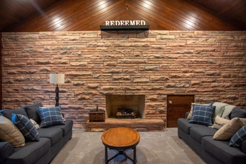 Dogwood Retreat with big pool! House in Ohio